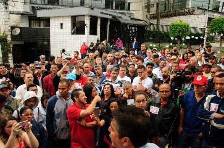 Manifestantes deixam frente da residência de Lula no ABC
