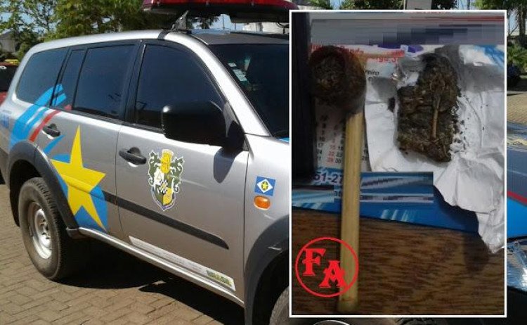 Jovem é preso ao ser flagrado com porções de maconha e cachimbo em Quatro Marcos