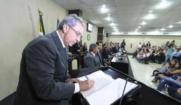 Adriano volta a Assembléia hoje e deve ficar por um ano e três meses