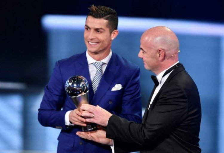 Cristiano Ronaldo é eleito melhor do mundo e 'cola' em Messi na premiação da Fifa