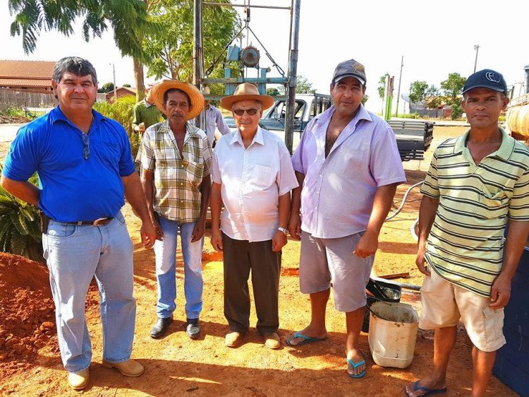 Prefeitura  de  Quatro Marcos perfura poço artesiano e beneficia moradores de bairro