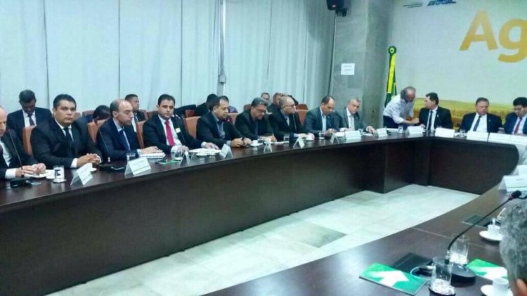 Em Brasilia prefeito de Quatro Marcos pede a ministro apoio na reabertura de frigorifico