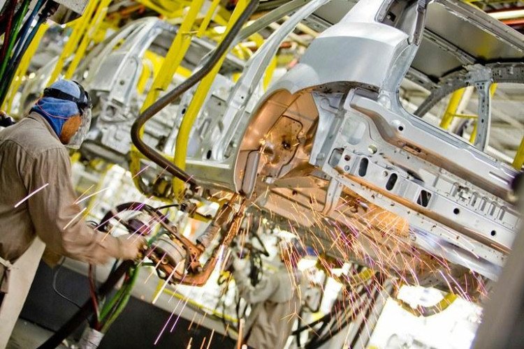 Produção industrial registra alta de 2,3% em dezembro de 2016