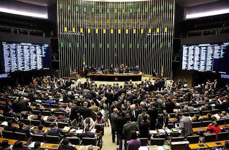 Câmara aprova terceirização para todas as atividades da empresa