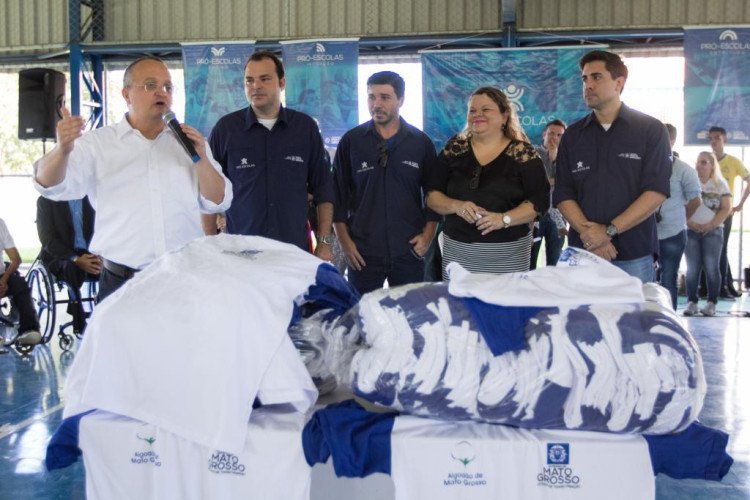 Taques anuncia assinatura de edital para concurso da Educação