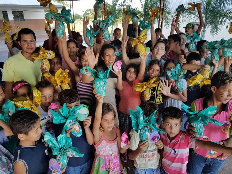 Alunos e idosos recebem ovos de Páscoa em Quatro Marcos