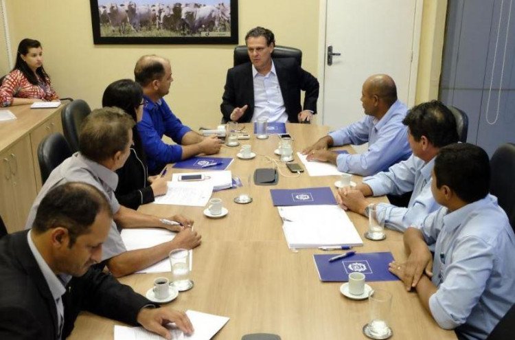 Coopenoroeste anuncia ao governo interesse em atuar na avicultura e industrialização de polpas de frutas