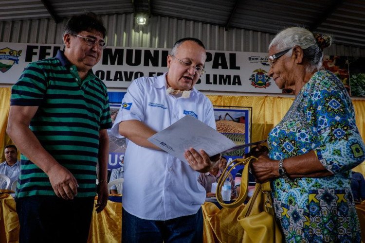 Taques entrega títulos de propriedade e pavimentação urbana são entregues em Bom Jesus do Araguaia