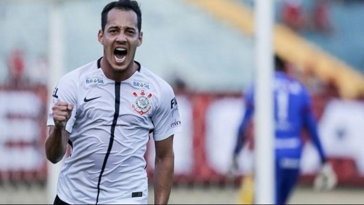 Invictos, Corinthians e Cruzeiro vencem fora