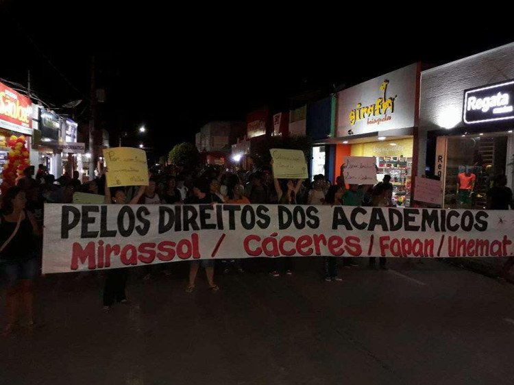 Mirassol D'Oeste: Universitários ocupam Câmara de Vereadores para protestar contra falta de ônibus