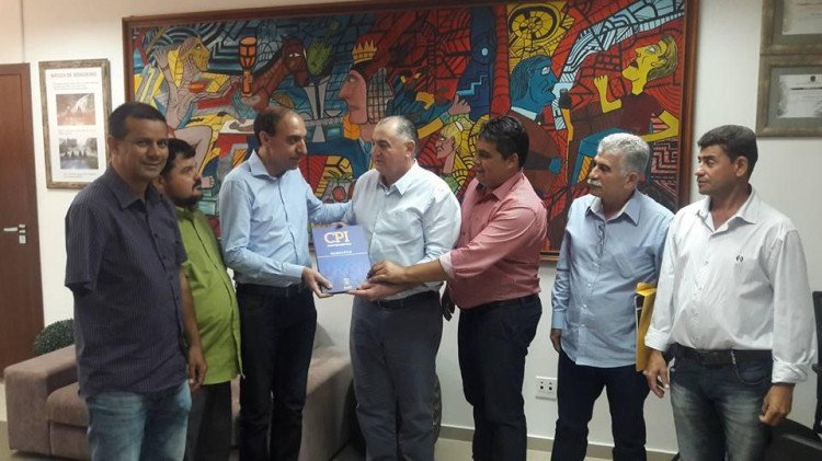 MONOPOLIO DO JBS FRIBOI: Deputado recebe prefeito e vereadores de Quatro Marcos e entrega relatório da CPI dos Frigoríficos