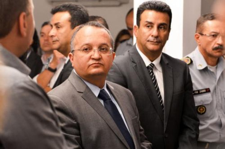 Taques aciona promotor por calúnia, prevaricação e documentação falsa