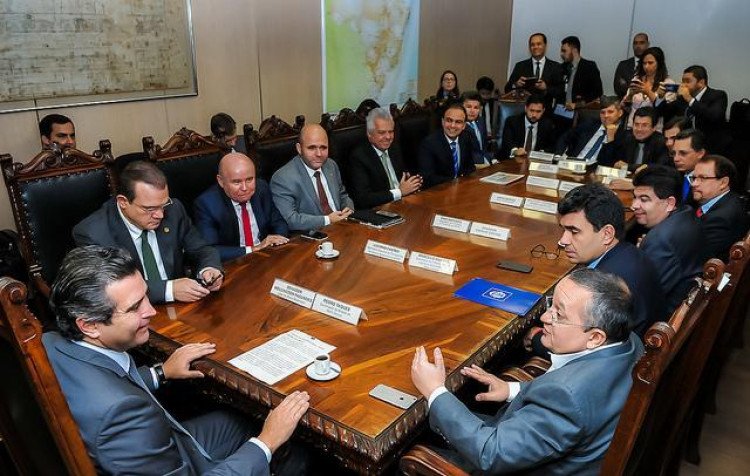 Taques assegura apoio do governo federal para chegada dos trilhos em Cuiabá e concessão de aeroportos