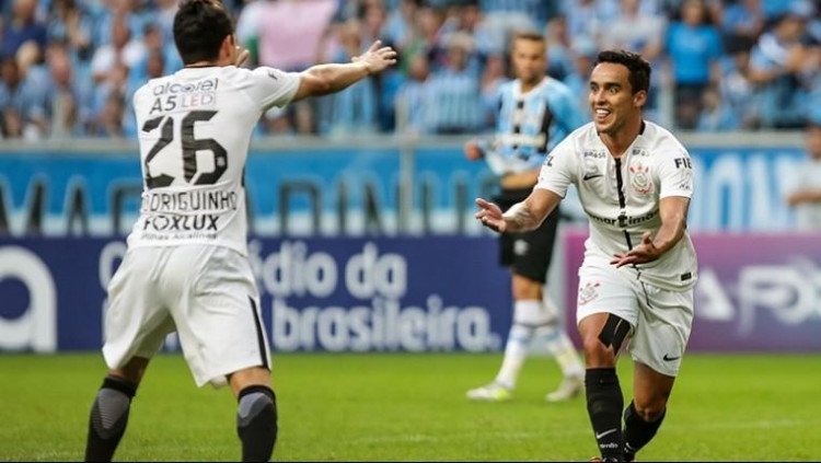 Corinthians vence o Grêmio e se isola na liderança