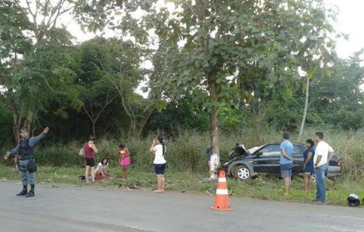 Padre e motociclista ficam feridos em acidente em Rio Branco