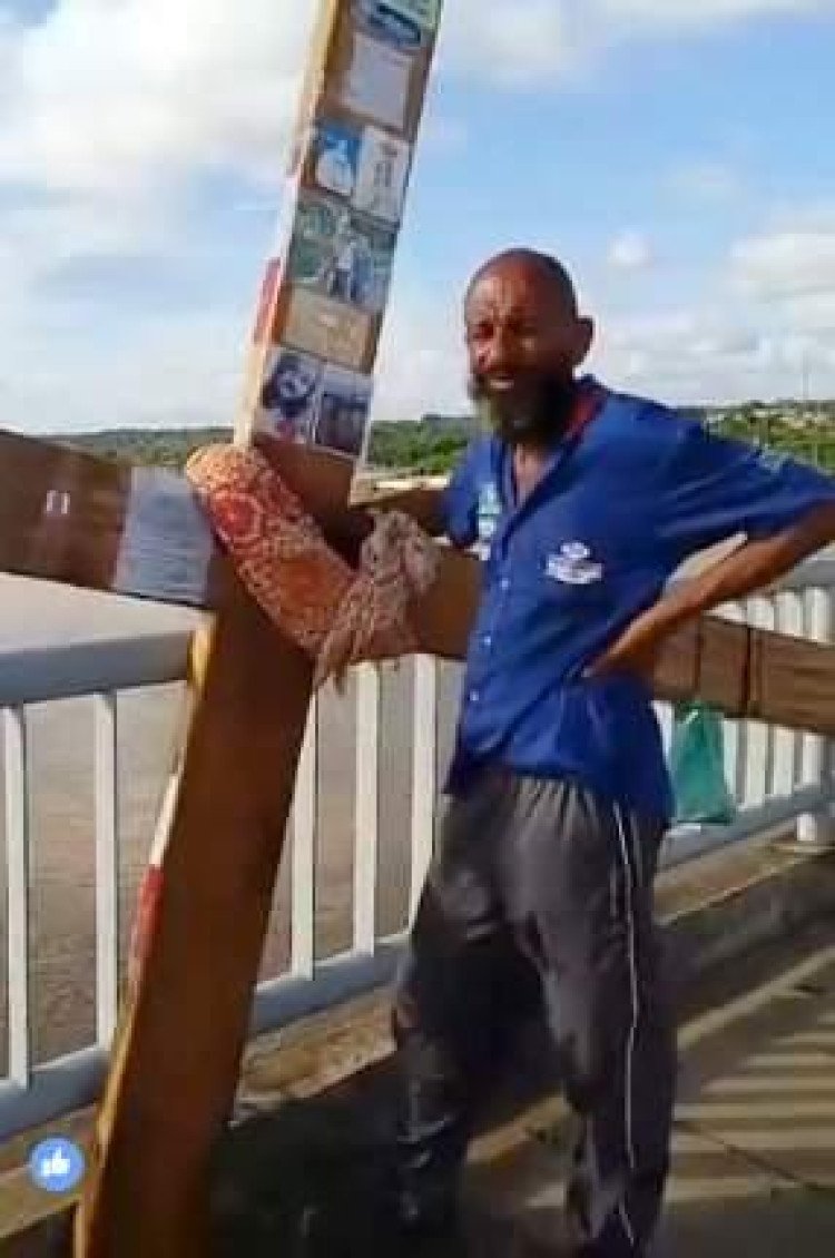 PASSOU EM 4 MARCOS: Ex-detento encerra caminhada  de 3 mil km com cruz de 40 kg e a joga em rio em Rondônia