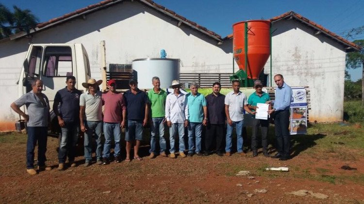 Prefeitura de 4 Marcos beneficia Associação de Pequenos Produtores Rurais com entrega de misturador de ração
