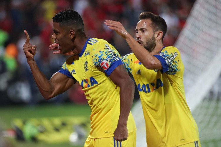 Flamengo vence o Coritiba e assume terceiro lugar