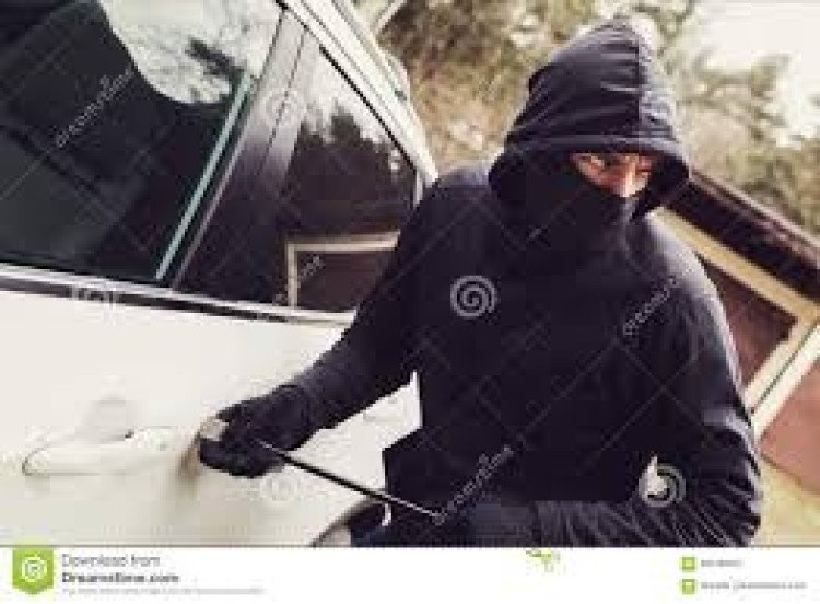 Dentista tem veiculo roubado após ser amordaçada e dopada por ladrões