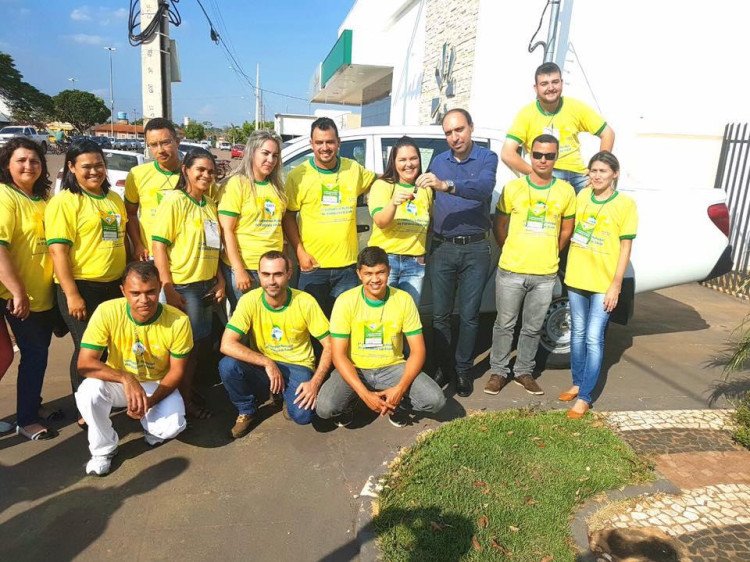 QUATRO MARCOS: prefeito e Secretária de Saúde entrega  caminhonete para Vigilância em Saúde