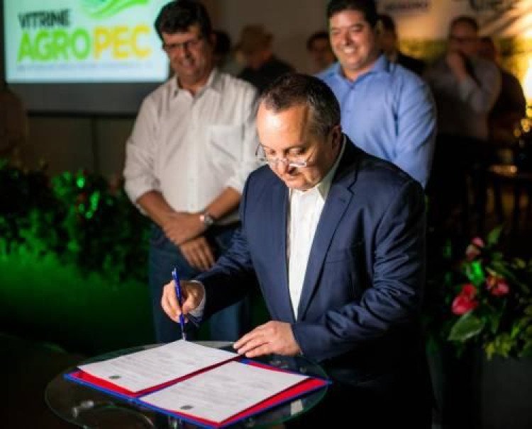 Taques assina permissão para vender produtos de origem animal aos estados