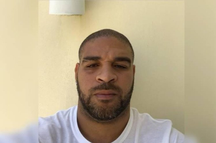 Adriano desabafa sobre foto com chefe do tráfico da Rocinha