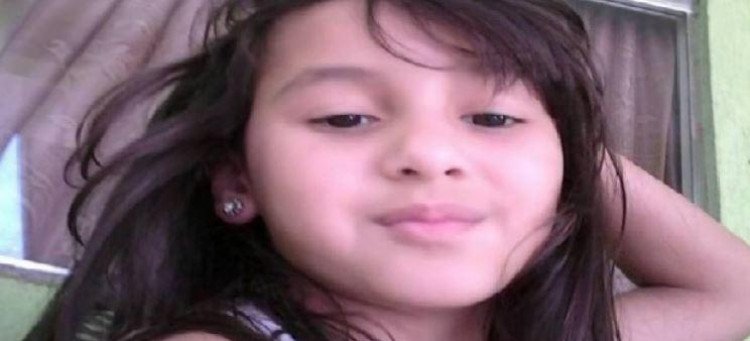 Criminoso mata garota de 6 anos  e multidão destrói delegacia