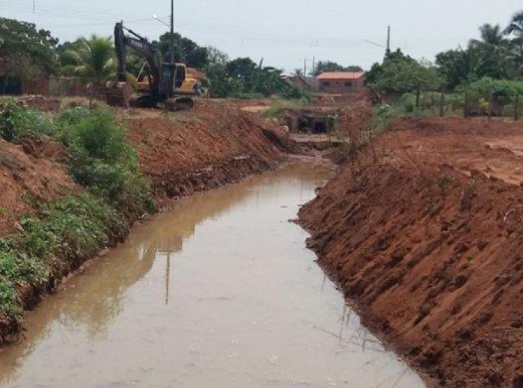 QUATRO MARCOS: Prefeitura realiza limpeza em córrego para evitar enchentes