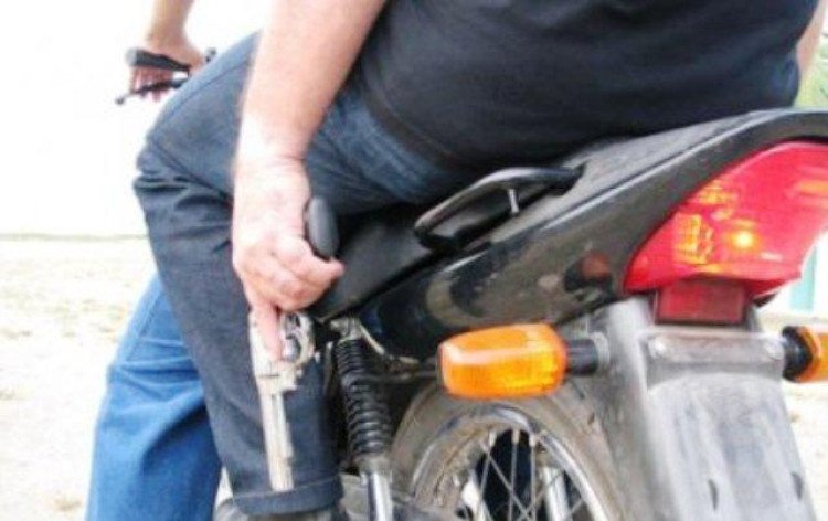 Bandidos tentam furtar moto de funcionário municipal e na Fuga trocam tiros com PM em Indiavaí