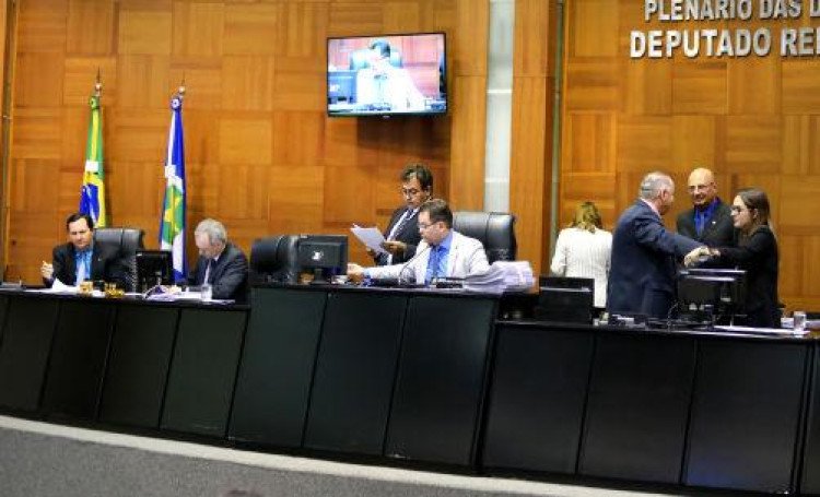 Parlamentares têm 30 dias para trocar de partido sem risco de perder o mandato