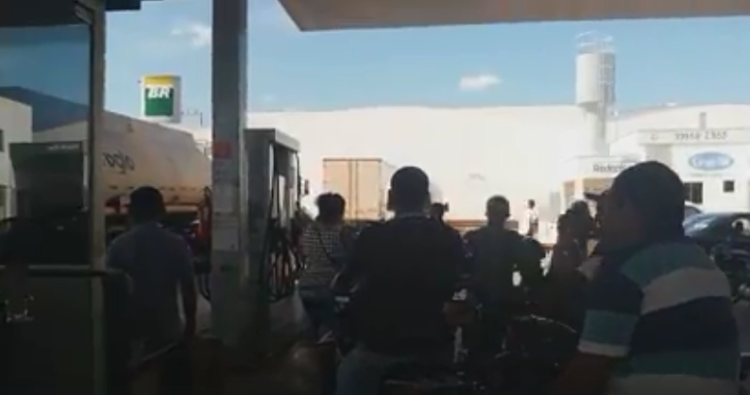 QUATRO MARCOS: Combustível chega em posto de gasolina