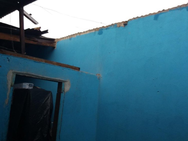 QUATRO MARCOS: Família fica desabrigada após chuva e vento destelhar casa