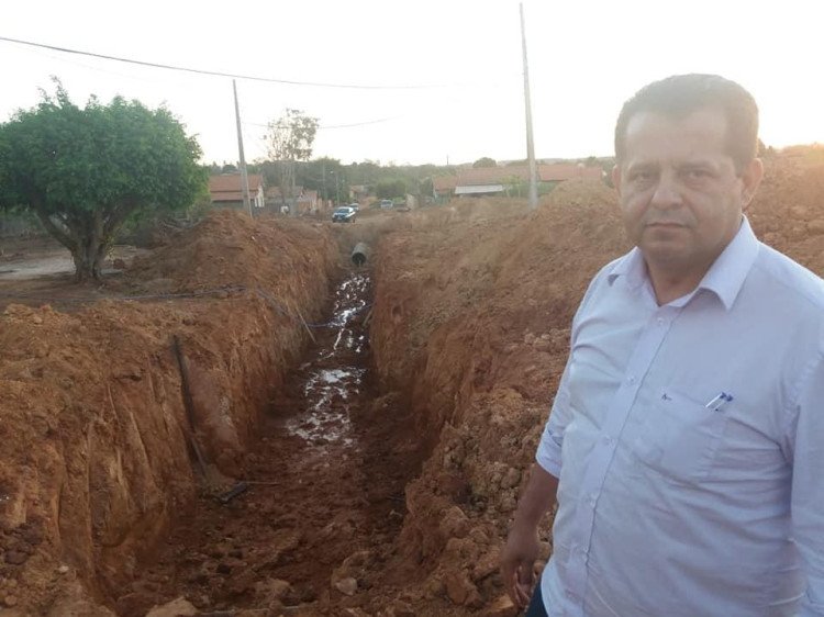 QUATRO MARCOS:  Valtenir visita andamento da obra de drenagem pluvial do bairro Ezequiel Escobar