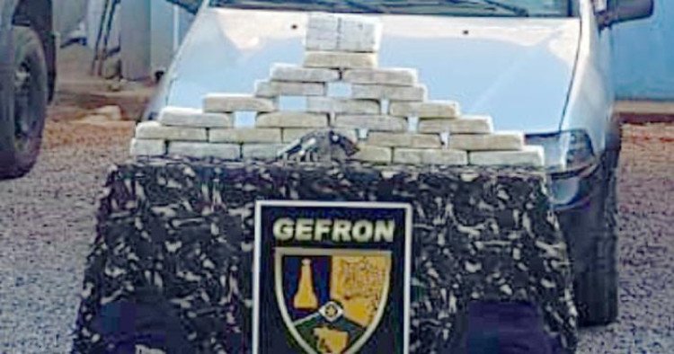 Gefron prende quatro e apreende mais de 20 tabletes pasta base de cocaína