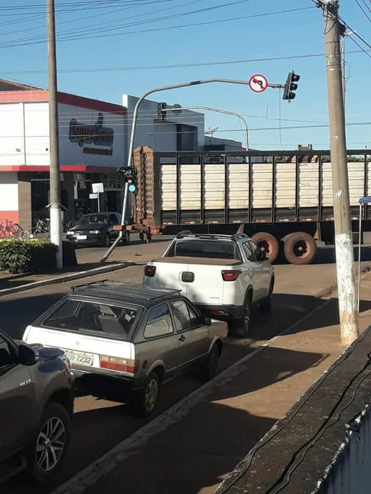 QUATRO MARCOS: Caminhão destrói semáforo; recuperação pode durar até dois dias