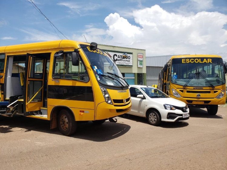 Quatro Marcos adquire dois ônibus para transporte escolar e um veículo para o transporte de usuários do CAPS
