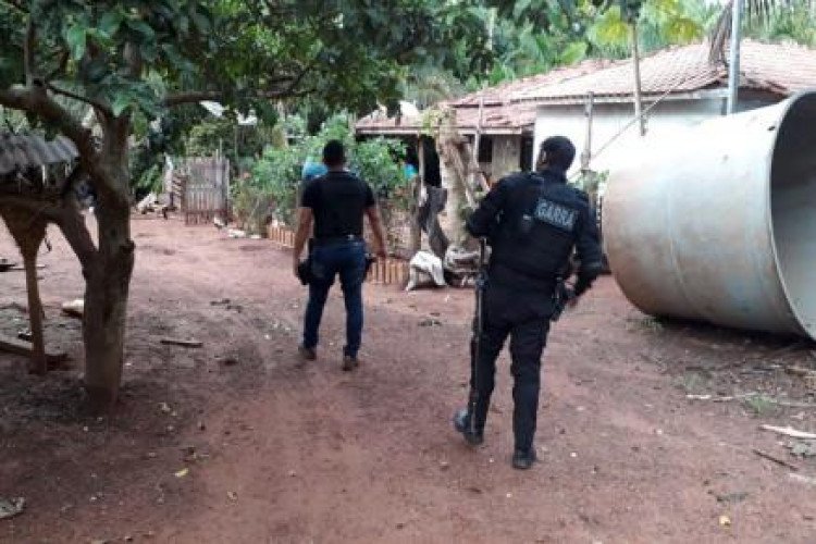 FLAGRANTE: Dois são presos com armas e munições em assentamento