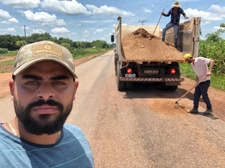 Quatro Marcos  realiza  tapa buraco paliativo na MT 175 sentido Araputanga