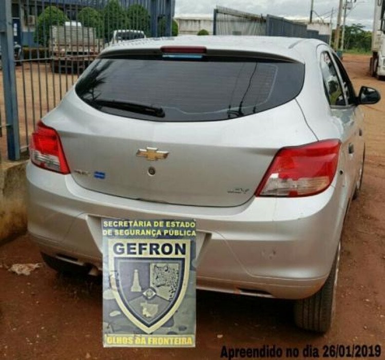 FRONTEIRA: Gefron encontra Onix capotado com placa adulterada; veículo foi roubado em Cuiabá
