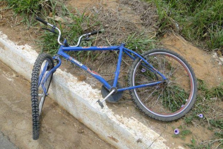 QUATRO MARCOS: Irritado com brincadeira, árbitro de futebol corta pneus de bicicleta de colega