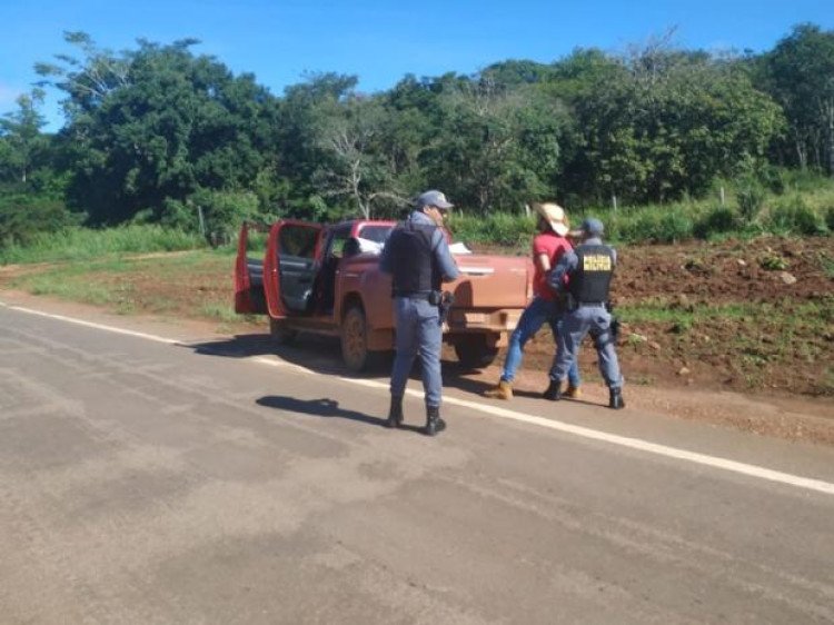 Policial à paisana suspeita de veículo e prende homem que levava Hilux roubada para fronteira