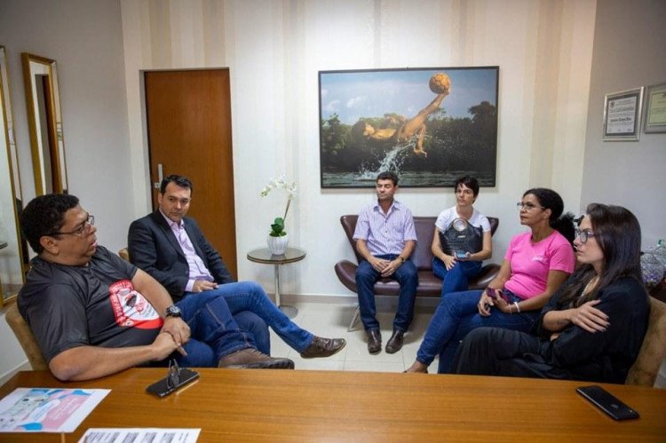 Deputados reúnem com Sintep e media acordo entre profissionais de educação e governo para negociar o fim da greve no estado