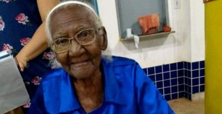 Aos 104 anos, moradora de Araputanga frequenta escola e aprende a escrever seu nome