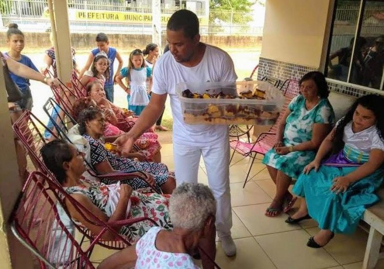 Alunos de Gloria D'Oeste arrecadam fraldas geriátricas e doam ao Lar dos Idosos