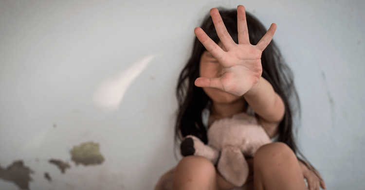 Criança é estuprada pelo padrasto com a conivência da mãe, diz denúncia