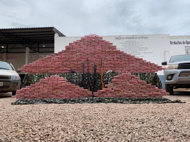 Gefron, PM e PF apreendem avião com 436 kg de droga na Fronteira