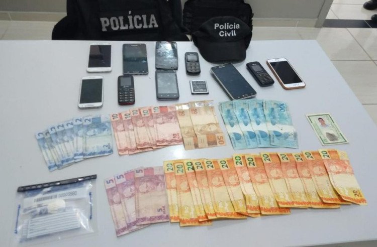 Polícia cumpre nove mandados e prende uma pessoa em flagrante por tráfico de drogas