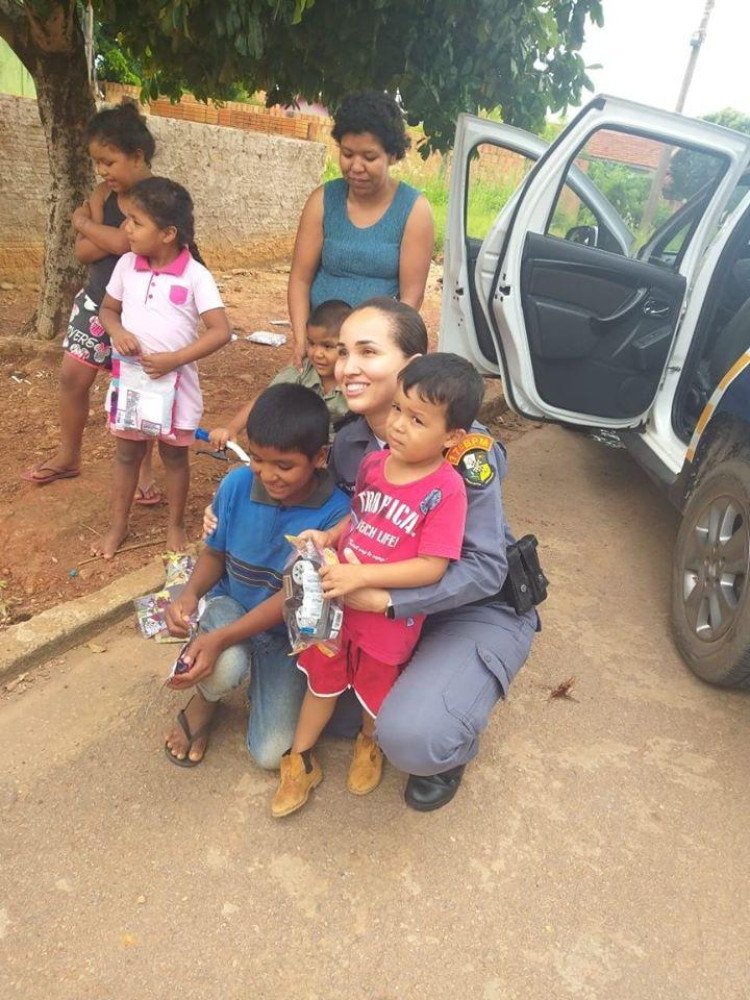 Polícia Militar de Quatro Marcos distribui brinquedos a famílias carentes