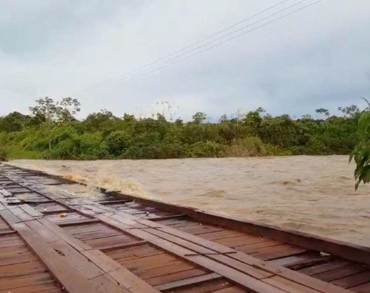 Rio transborda e Rio Branco e Salto do Céu são invadidas pela água