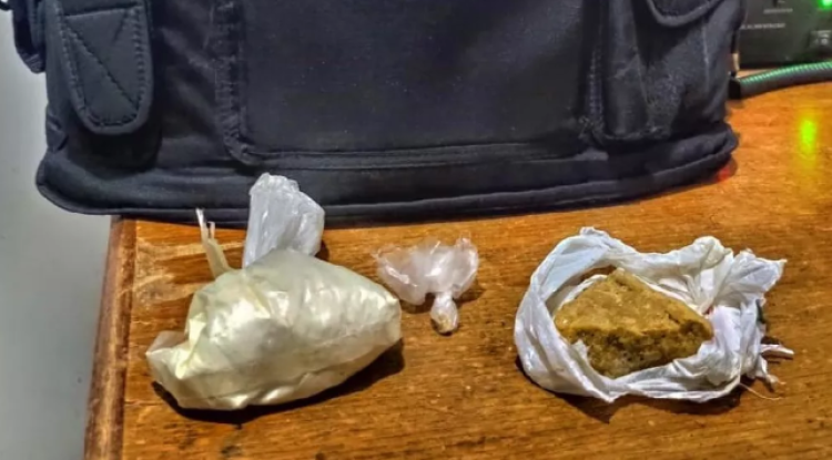 Dupla é presa ao ser flagrada vendendo cocaína na frente de cemitério em Quatro  Marcos